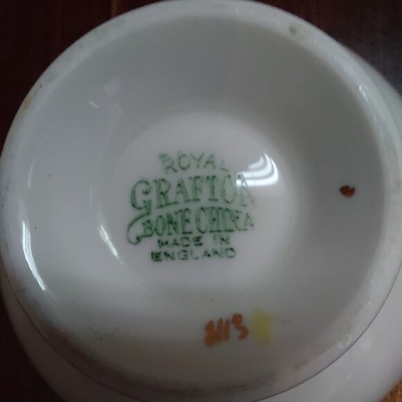 Rare Royal Grafton Tea Cup and Saucer Gilded Scrollwork Floral Branches - Picture 4 of 4